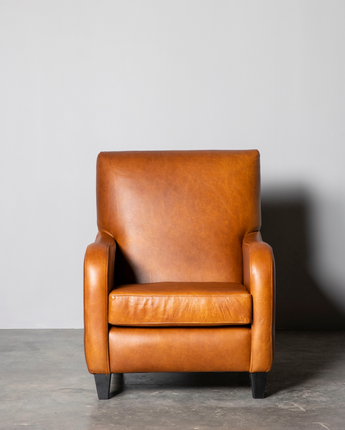 Chicago Armchair – A versatile and comfortable occasional chair that seamlessly fits into any space. The Chicago Armchair is designed for both style and comfort.  Customize your experience by choosing from a wide range of options – available in any leather or fabric of your choice. Create a personalized touch to complement your unique interior.